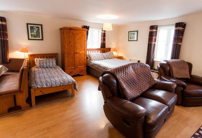 ファミリーステューディオ, Albion House