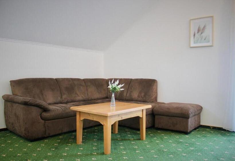 ２ベッドスイートルーム, Alex