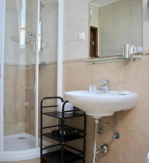 침실 2개 스위트, Alex