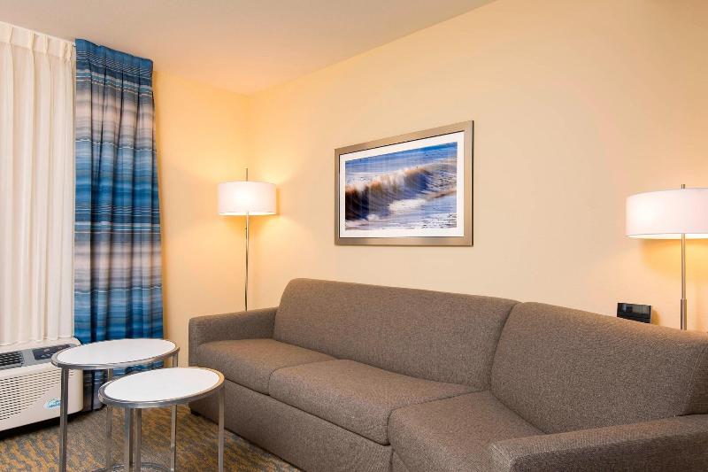 带大床的标准工作室, Fairfield Inn & Suites By Marriott Tampa Westshore/airport