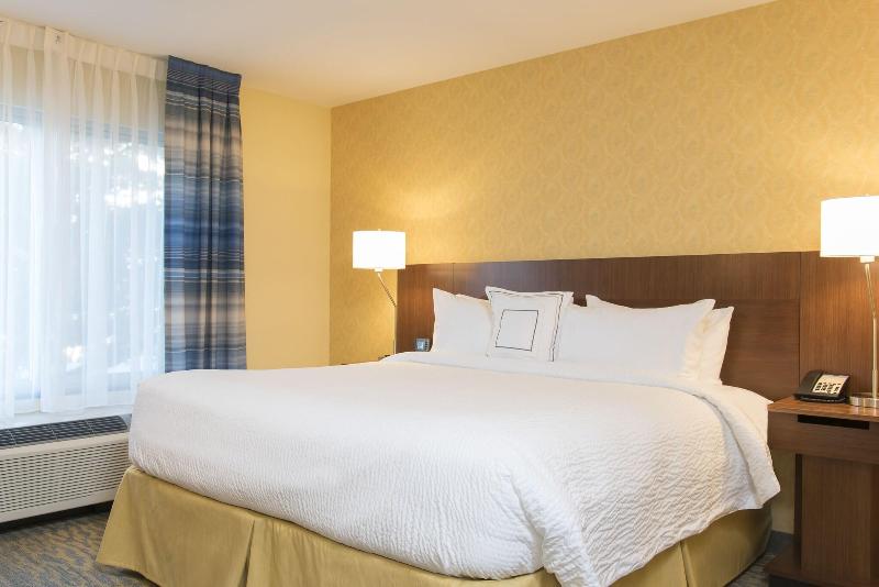 带大床的标准工作室, Fairfield Inn & Suites By Marriott Tampa Westshore/airport