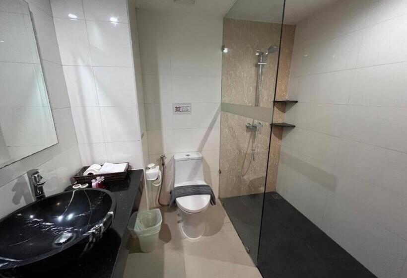 Medencére Néző Standar Háromágyas Szoba, Phuket Meet Holiday Hotel Rawai 普吉岛相遇花园度假酒店 拉威店