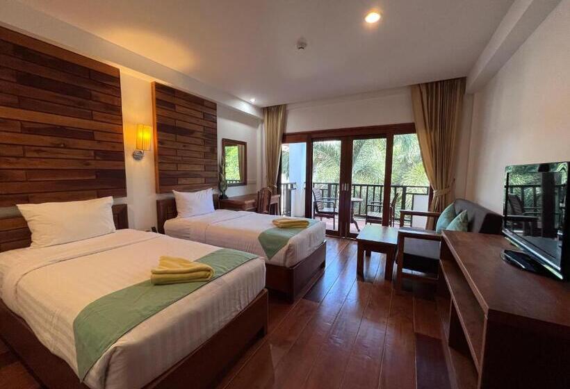 Трехместный Номер Стандарт Вид на Бассейн, Phuket Meet Holiday Hotel Rawai 普吉岛相遇花园度假酒店 拉威店