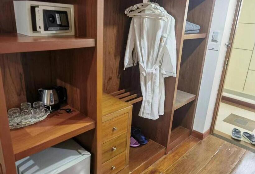 Medencére Néző Standar Háromágyas Szoba, Phuket Meet Holiday Hotel Rawai 普吉岛相遇花园度假酒店 拉威店