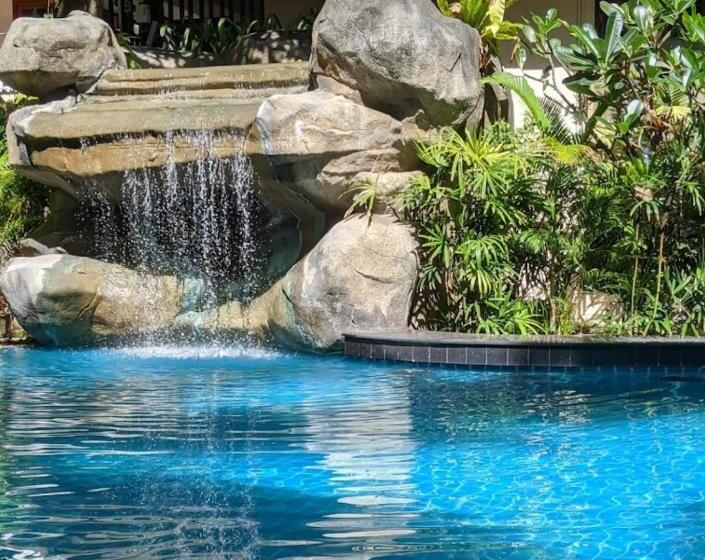 Medencére Néző Standar Háromágyas Szoba, Phuket Meet Holiday Hotel Rawai 普吉岛相遇花园度假酒店 拉威店