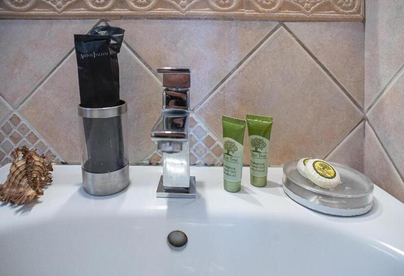 غرفة قياسية مطلّة علي البحر, Pithari