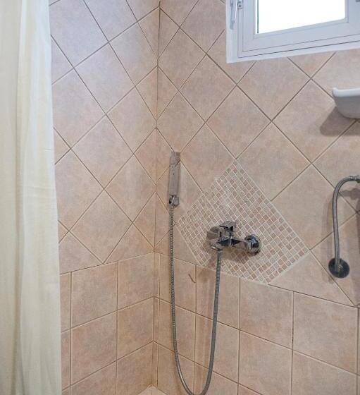 غرفة قياسية مطلّة علي البحر, Pithari