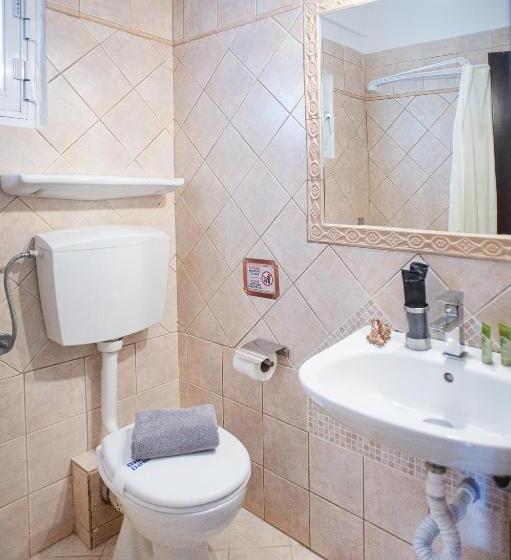 غرفة قياسية مطلّة علي البحر, Pithari