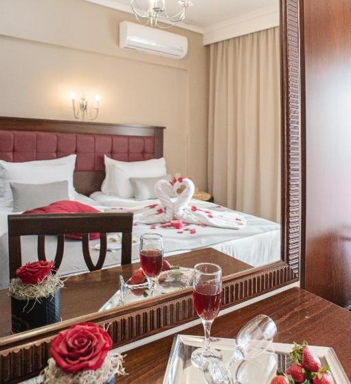 غرفة قياسية مطلّة علي البحر, Pithari