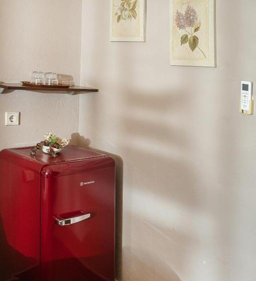 غرفة قياسية مطلّة علي البحر, Pithari