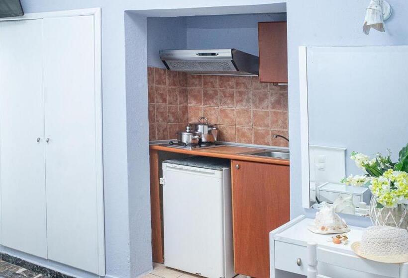 إستوديو قياسى مطل على البحر, Pithari