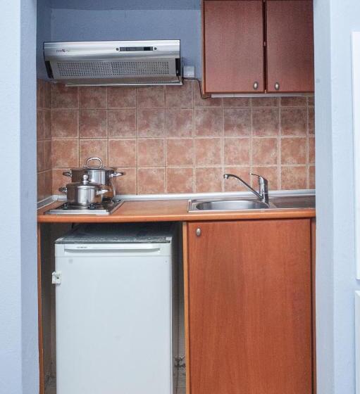 إستوديو قياسى مطل على البحر, Pithari