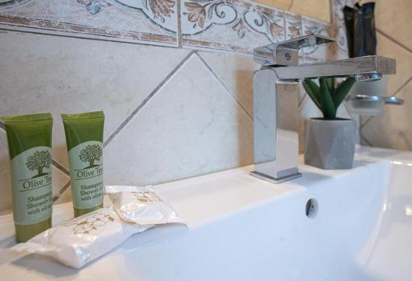 إستوديو قياسى مطل على البحر, Pithari