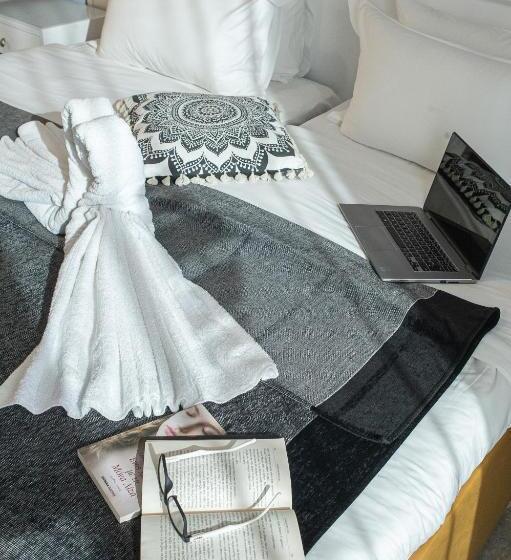 إستوديو قياسى مطل على البحر, Pithari