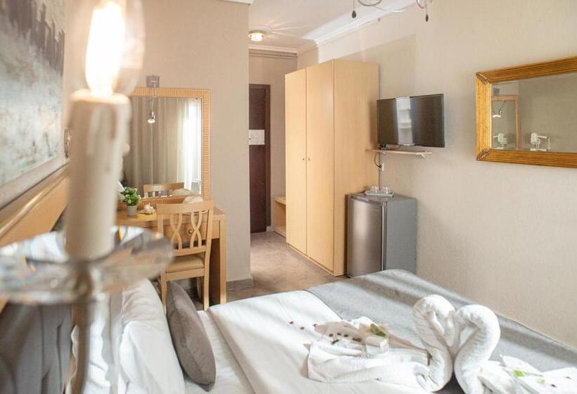 غرفة قياسية مطلّة علي البحر مزوَّدة بشُرفة, Pithari