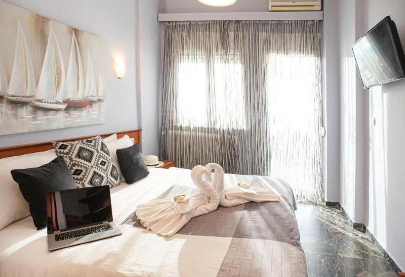 غرفة قياسية مطلّة علي البحر مزوَّدة بشُرفة, Pithari