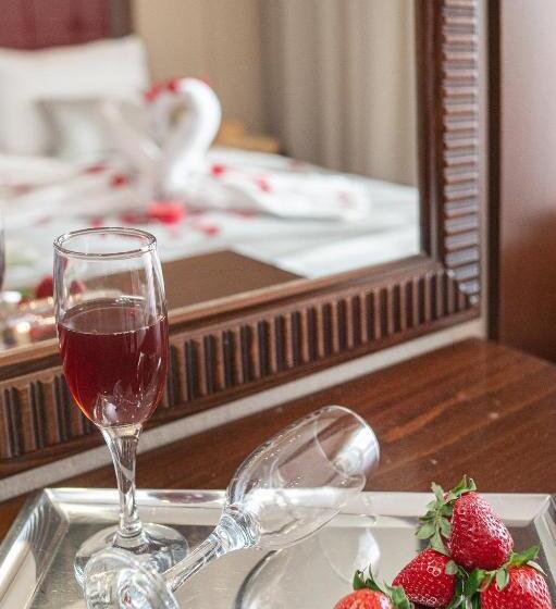 غرفة قياسية مطلّة علي البحر, Pithari