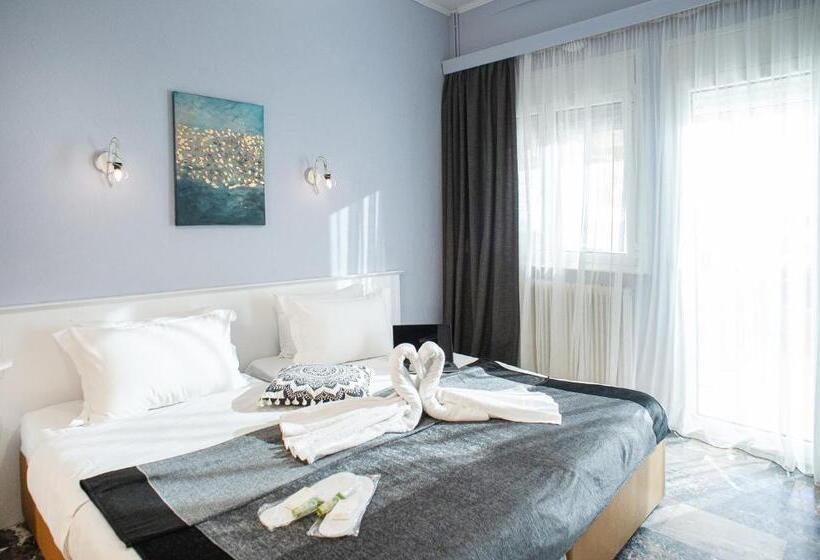 إستوديو قياسى مطل على البحر, Pithari