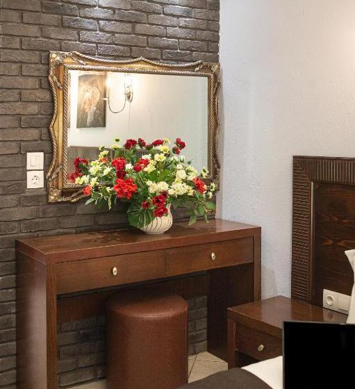 شقة إقتصادية غرفة واحد, Pithari