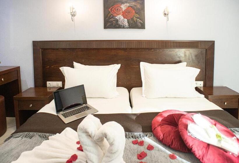 شقة إقتصادية غرفة واحد, Pithari