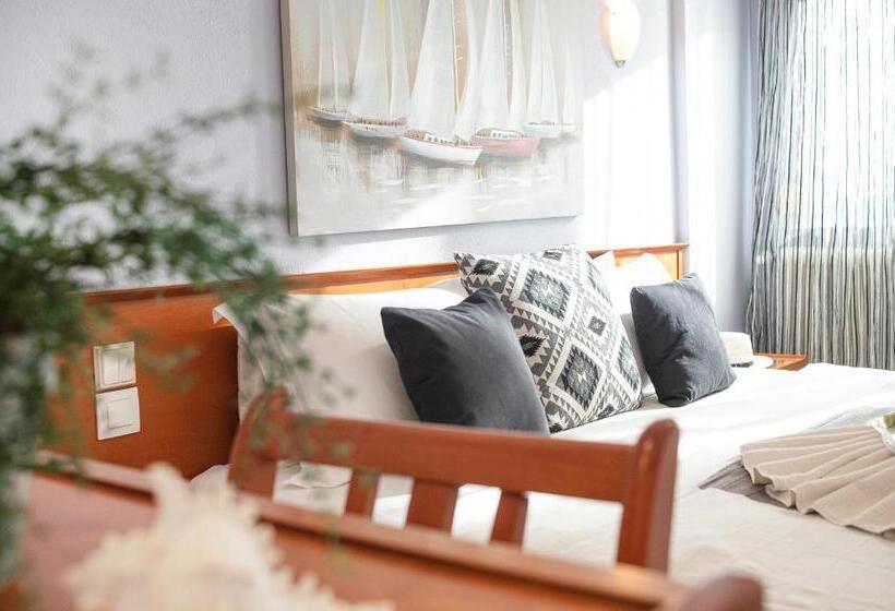 غرفة قياسية مطلّة علي البحر مزوَّدة بشُرفة, Pithari