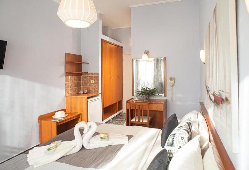 غرفة قياسية مطلّة علي البحر مزوَّدة بشُرفة, Pithari