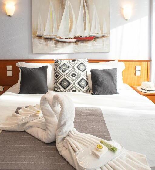 غرفة قياسية مطلّة علي البحر مزوَّدة بشُرفة, Pithari