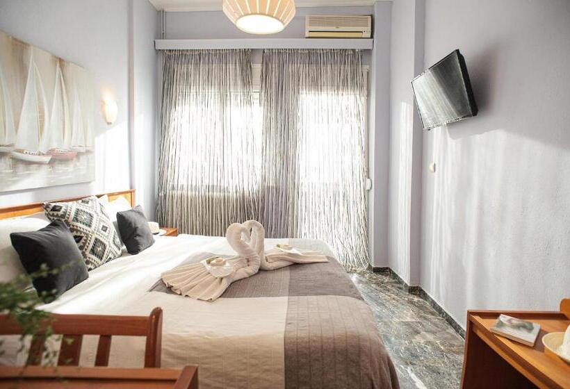 غرفة قياسية مطلّة علي البحر مزوَّدة بشُرفة, Pithari