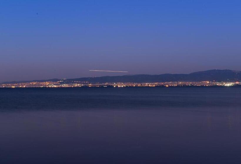 غرفة قياسية مطلّة علي البحر مزوَّدة بشُرفة, Pithari