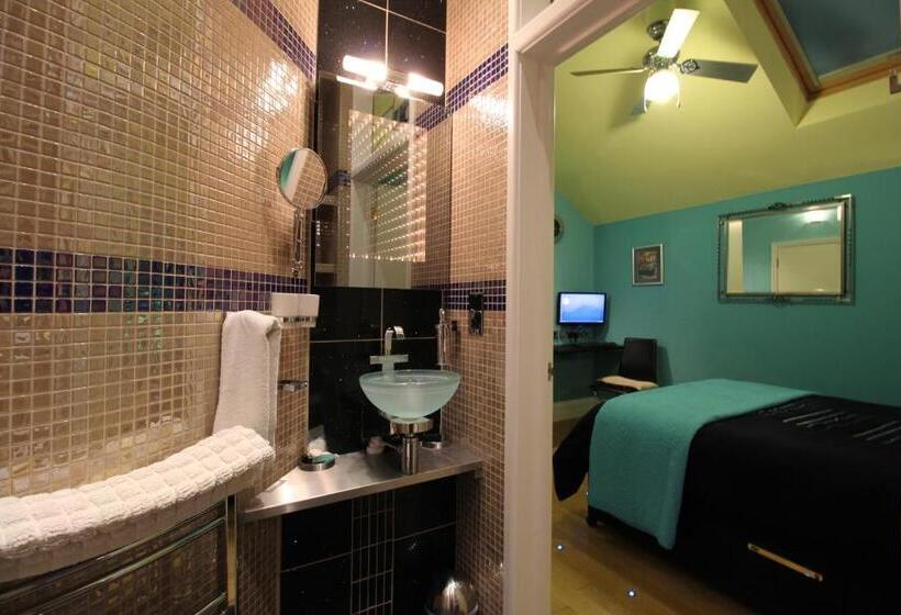 Standart Oda, The Pitstop