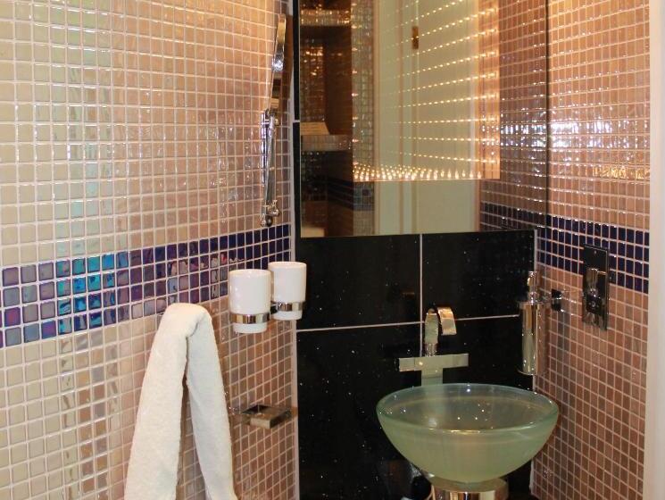 Standart Oda, The Pitstop