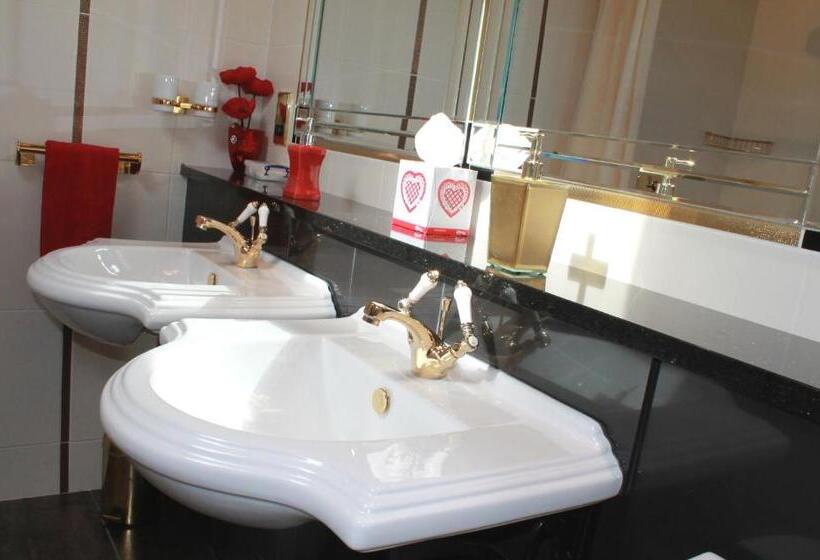 Standart Oda, The Pitstop