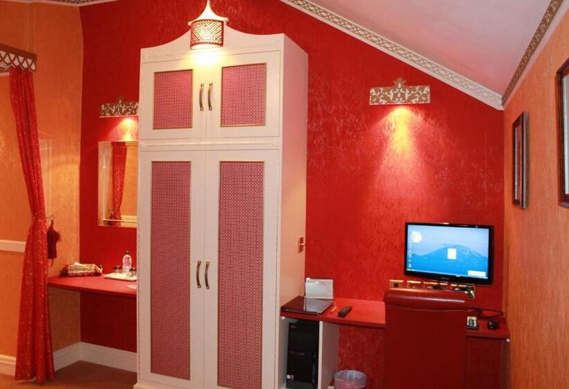 Standart Oda, The Pitstop