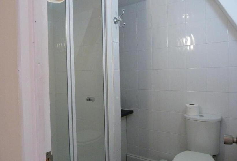 غرفة عائلية, The Kenton