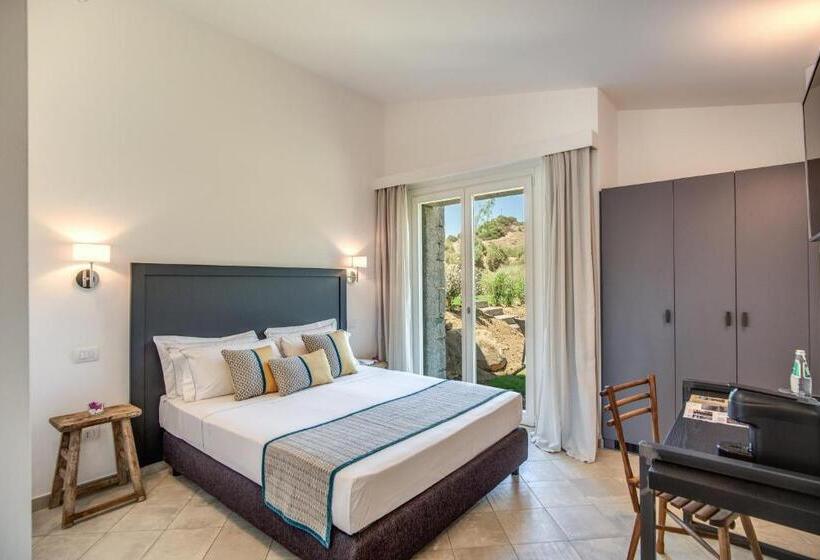 מיטת קינג בסוויטה, Cala Sinzias Resort