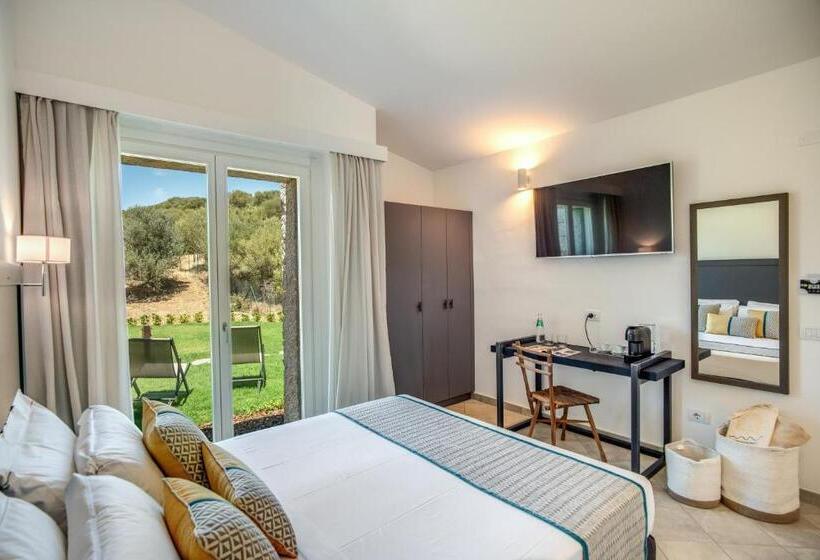 מיטת קינג בסוויטה, Cala Sinzias Resort