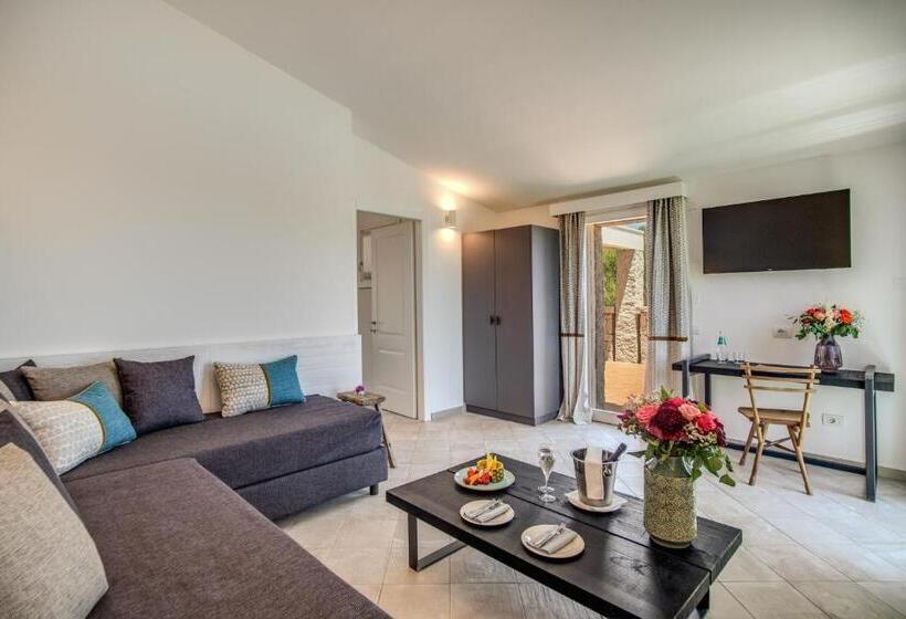 מיטת קינג בסוויטה, Cala Sinzias Resort