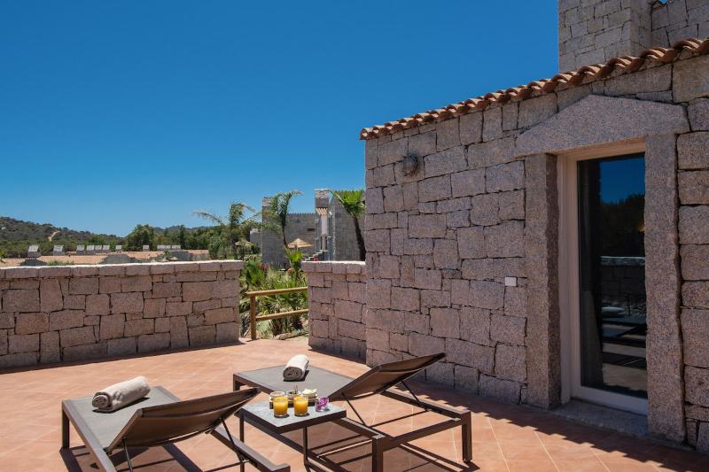 מיטת קינג בסוויטה, Cala Sinzias Resort