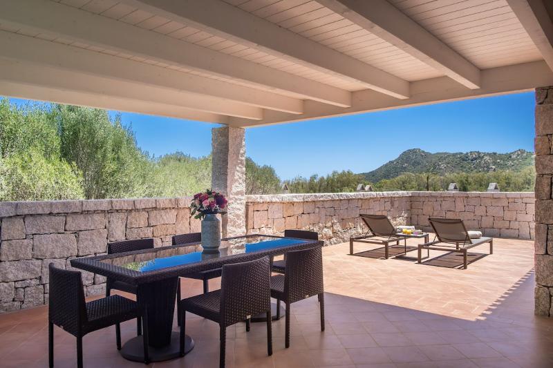 מיטת קינג בסוויטה, Cala Sinzias Resort