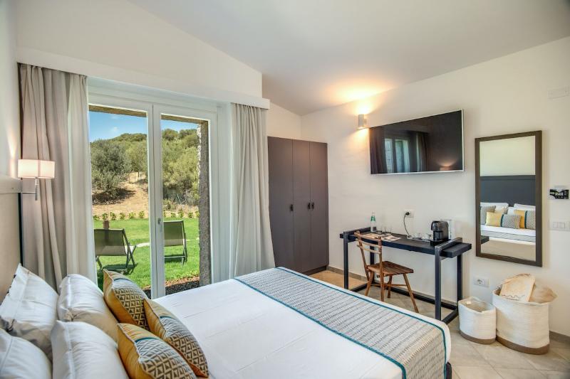 Люкс Кровать Кинг, Cala Sinzias Resort