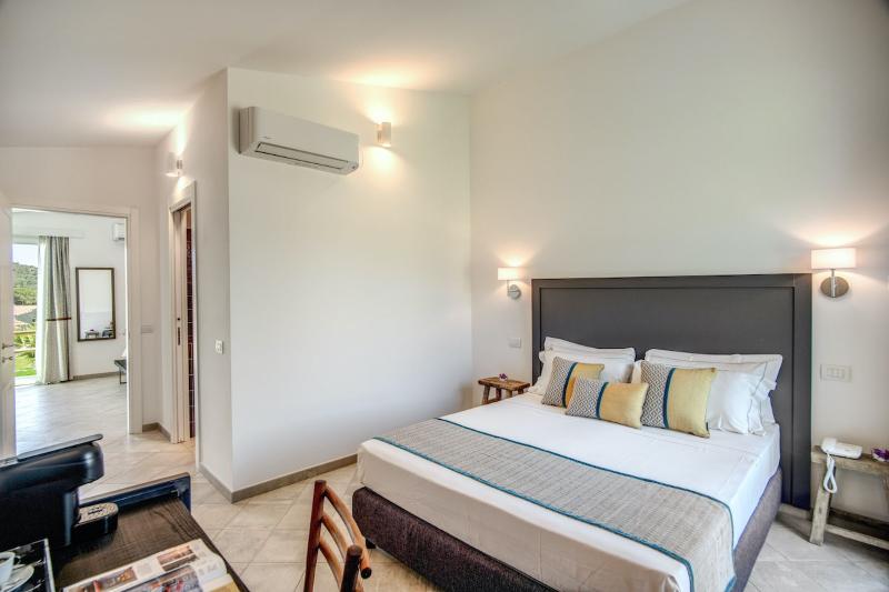 מיטת קינג בסוויטה, Cala Sinzias Resort