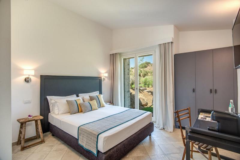 מיטת קינג בסוויטה, Cala Sinzias Resort