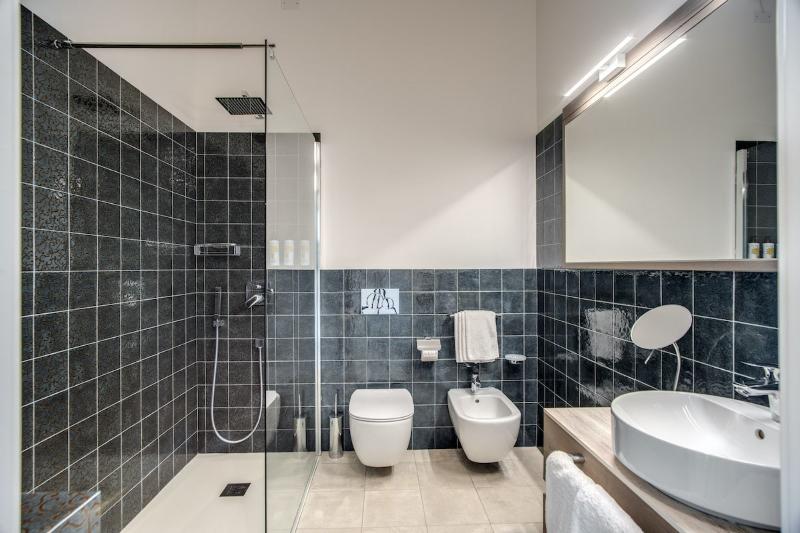 מיטת קינג בסוויטה, Cala Sinzias Resort