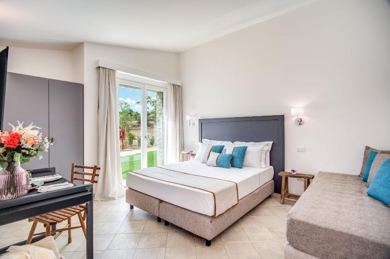 חדר אקזקיוטיב לשלושה, Cala Sinzias Resort