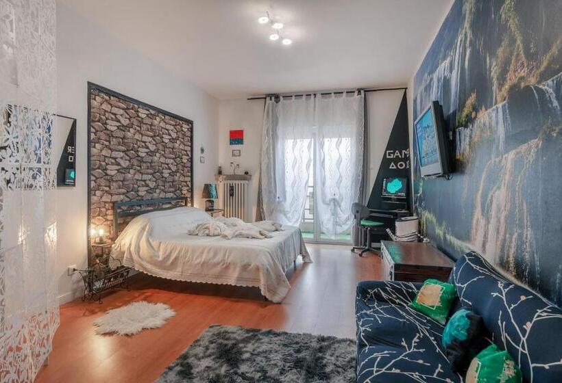 اتاق لوکس با بالکن, Hostel Art