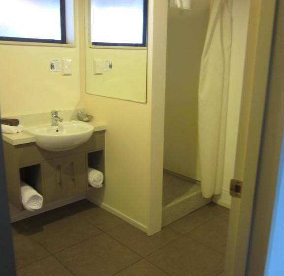 דירת שני חדרים, The Hobbit Motorlodge