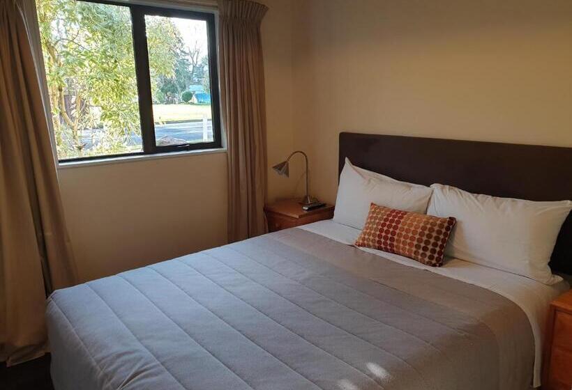 דירת שני חדרים, The Hobbit Motorlodge