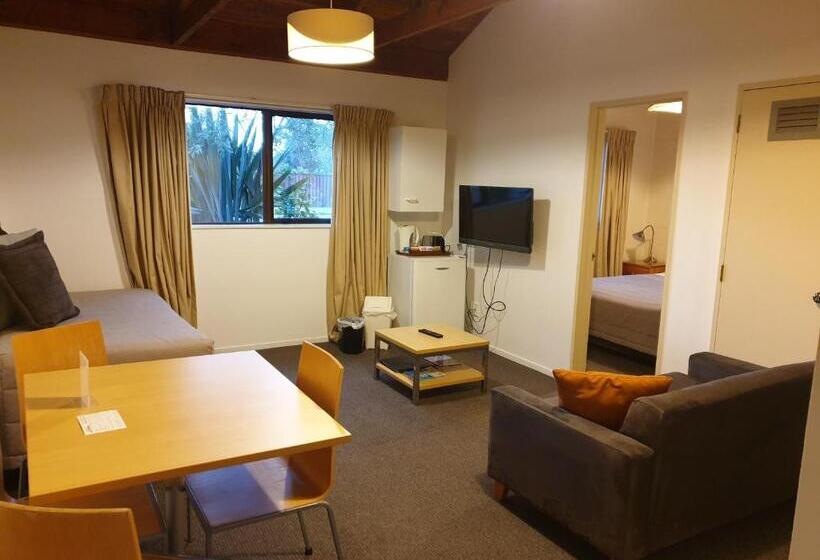 דירת שני חדרים, The Hobbit Motorlodge