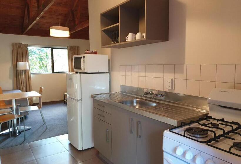 דירת שני חדרים, The Hobbit Motorlodge