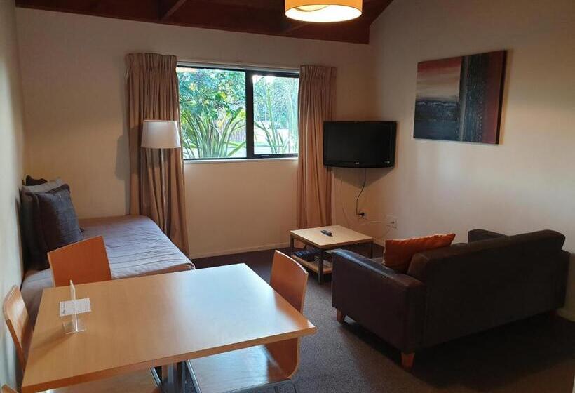 דירת שני חדרים, The Hobbit Motorlodge